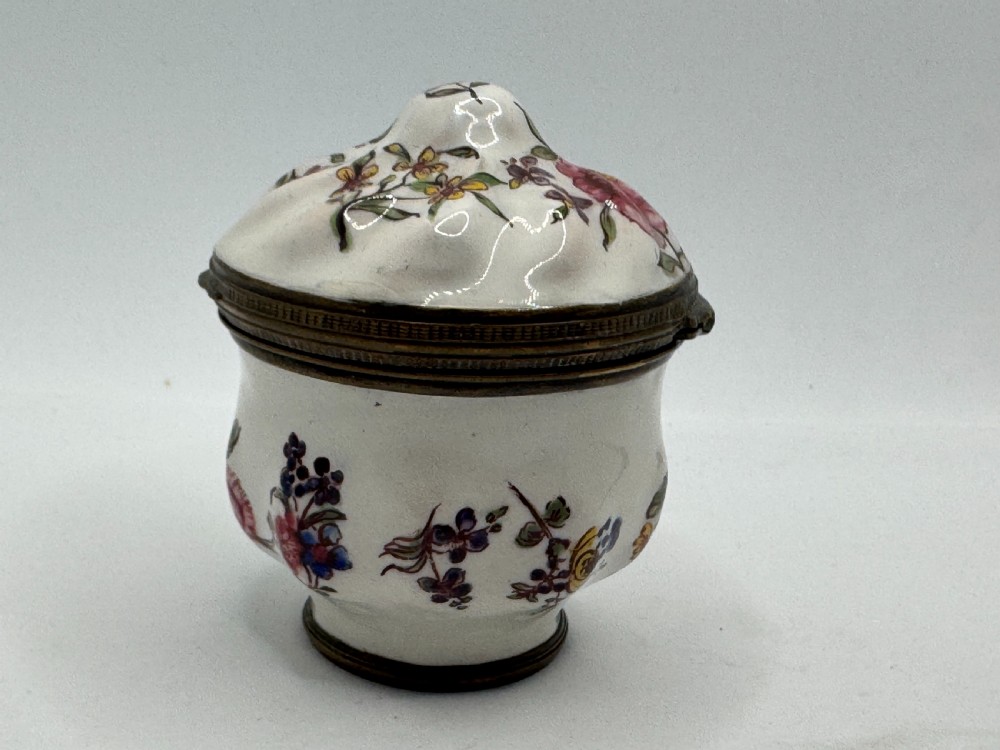 A white 18th-century Georgian Bilston enamel bonbonniere box decorated with hand-painted floral sprays and framed by brass metal mounts. View III