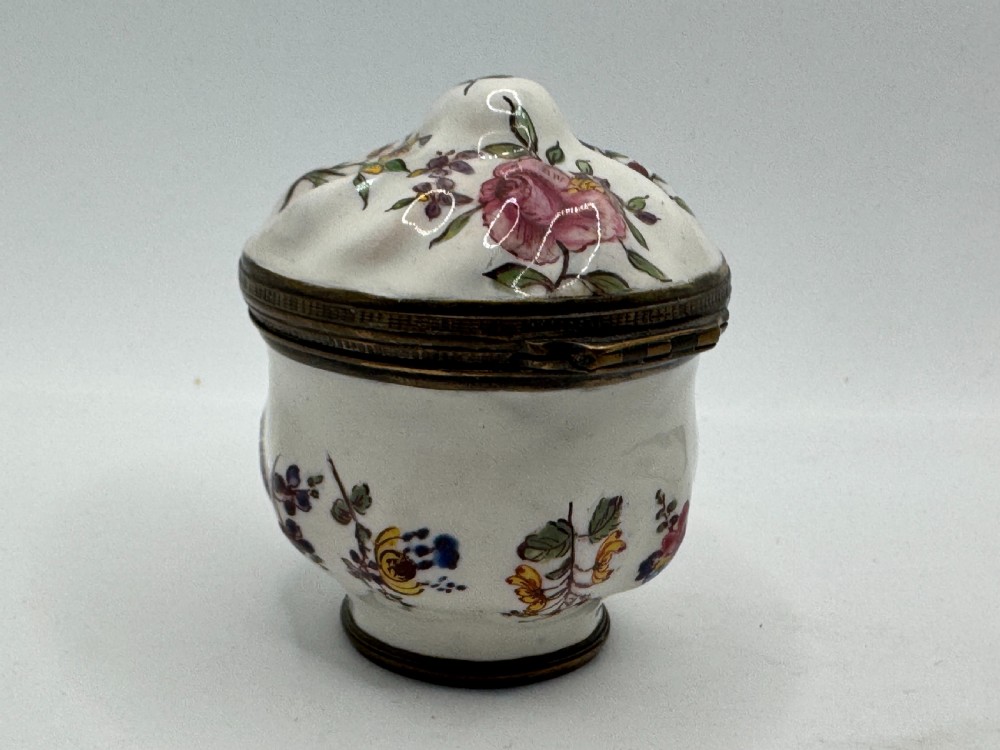A white 18th-century Georgian Bilston enamel bonbonniere box decorated with hand-painted floral sprays and framed by brass metal mounts. View V