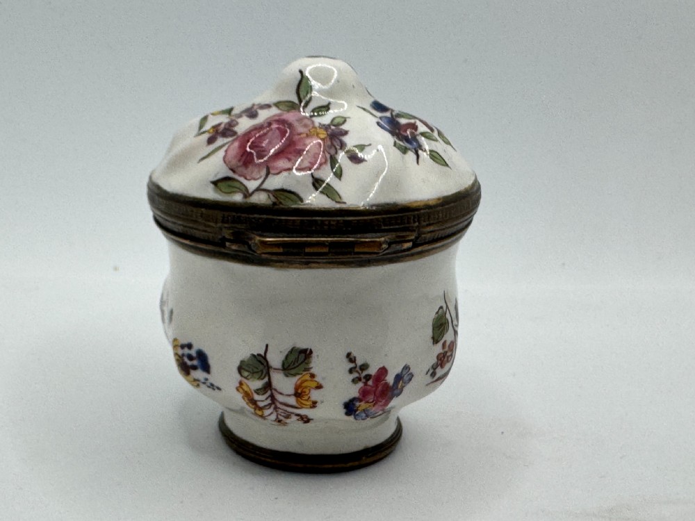 A white 18th-century Georgian Bilston enamel bonbonniere box decorated with hand-painted floral sprays and framed by brass metal mounts. View VI