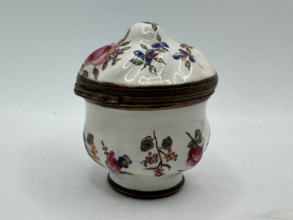 A white 18th-century Georgian Bilston enamel bonbonniere box decorated with hand-painted floral sprays and framed by brass metal mounts. View VII