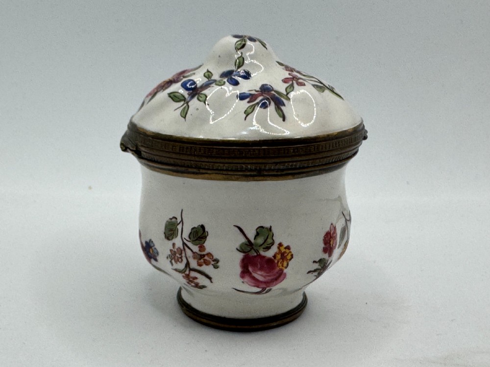 A white 18th-century Georgian Bilston enamel bonbonniere box decorated with hand-painted floral sprays and framed by brass metal mounts. View VIII