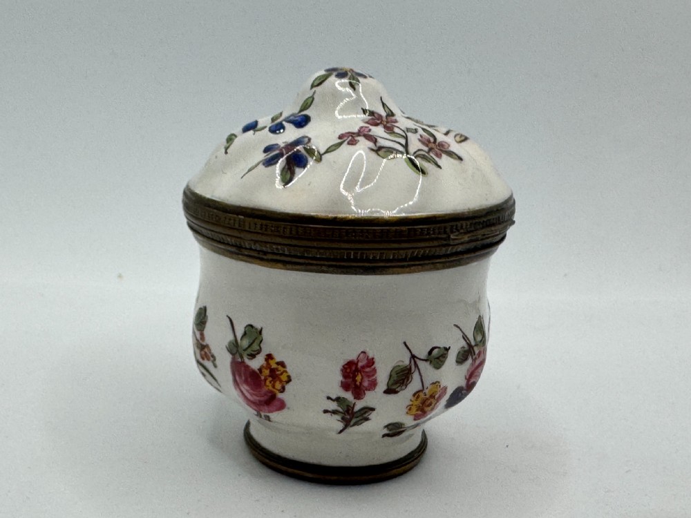 A white 18th-century Georgian Bilston enamel bonbonniere box decorated with hand-painted floral sprays and framed by brass metal mounts. View IX