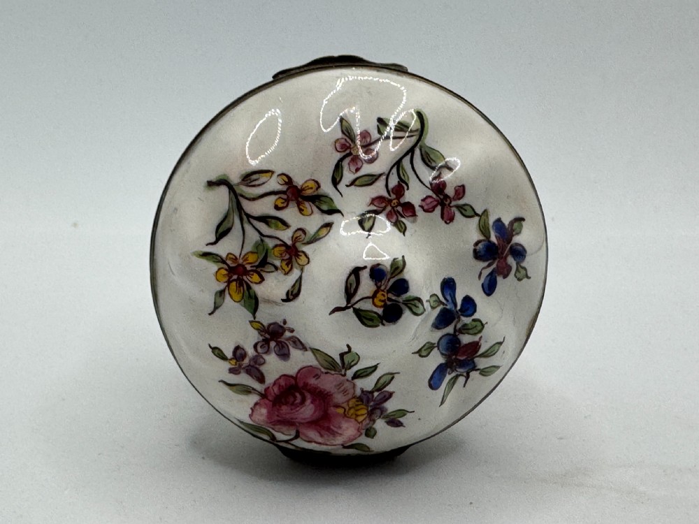 A white 18th-century Georgian Bilston enamel bonbonniere box decorated with hand-painted floral sprays and framed by brass metal mounts. View XI