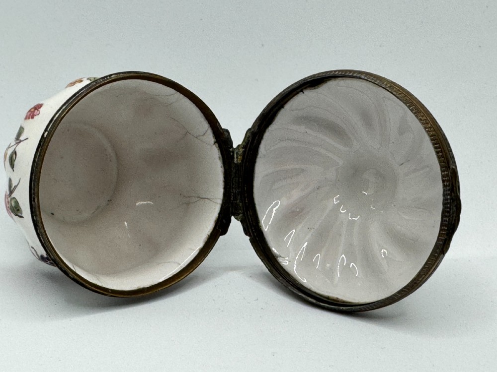 A white 18th-century Georgian Bilston enamel bonbonniere box decorated with hand-painted floral sprays and framed by brass metal mounts. View XIII
