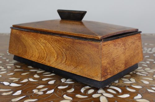 EARLY 20TH CENTURY ARTS CRAFTS WALNUT BOX - ADDITIONAL PHOTO 2