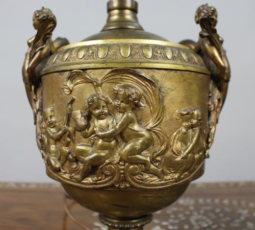 PAIR OF FRENCH GILT BRONZE URN LAMPS WITH PUTTI RELIEFS CIRCA 1900 - ADDITIONAL PHOTO 3