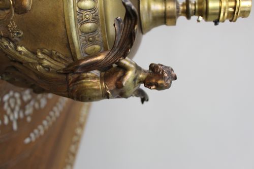 PAIR OF FRENCH GILT BRONZE URN LAMPS WITH PUTTI RELIEFS CIRCA 1900 - ADDITIONAL PHOTO 5