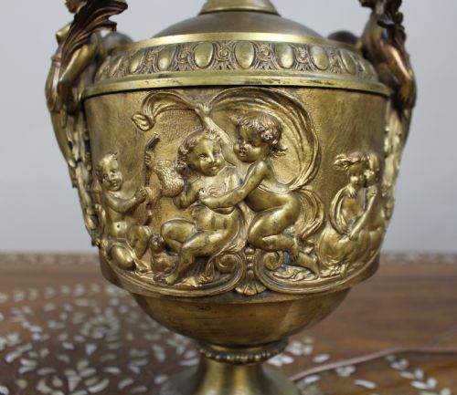 PAIR OF FRENCH GILT BRONZE URN LAMPS WITH PUTTI RELIEFS CIRCA 1900 - ADDITIONAL PHOTO 7