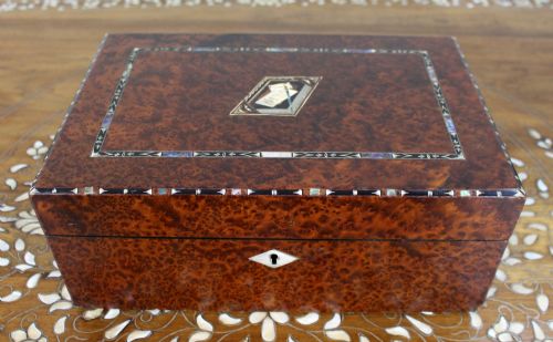 ANTIQUE REGENCY AMBOYNA MOTHEROFPEARL INLAID WRITING SLOPE C1830