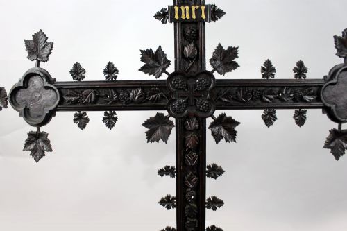 19TH CENTURY CARVED BLACK FOREST CROSS - ADDITIONAL PHOTO 3