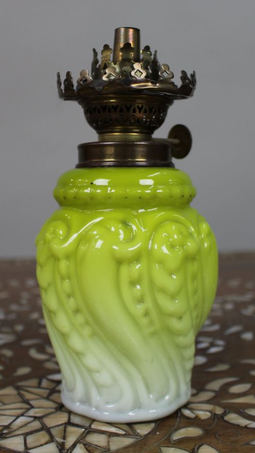 VICTORIAN YELLOW OPALINE GLASS OIL LAMP WITH BRASS BURNER - ADDITIONAL PHOTO 3