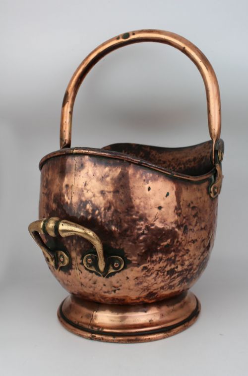 VICTORIAN COPPER HELMET COAL SCUTTLE WITH BRASS MOUNTS ENGLAND 19TH CENTURY - ADDITIONAL PHOTO 1