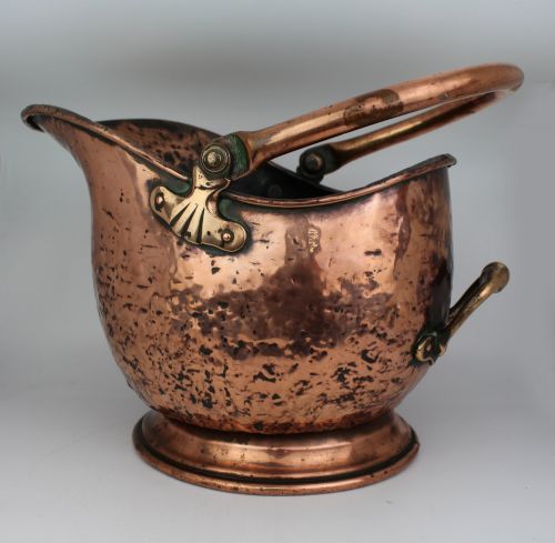 VICTORIAN COPPER HELMET COAL SCUTTLE WITH BRASS MOUNTS ENGLAND 19TH CENTURY - ADDITIONAL PHOTO 3