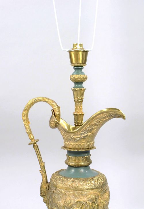 FINE PAIR OF LATE 19TH CENTURY GILT METAL EWER FORM TABLE LAMPS C1890 - ADDITIONAL PHOTO 4