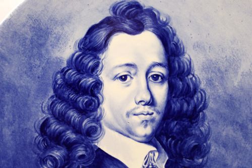 fig 1. A circular glazed ceramic charger featuring a monochrome cobalt blue hand-painted portrait of a seventeenth-century man against a light blue background.
