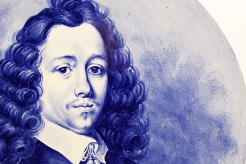 fig 2. A circular glazed ceramic charger featuring a monochrome cobalt blue hand-painted portrait of a seventeenth-century man against a light blue background.
