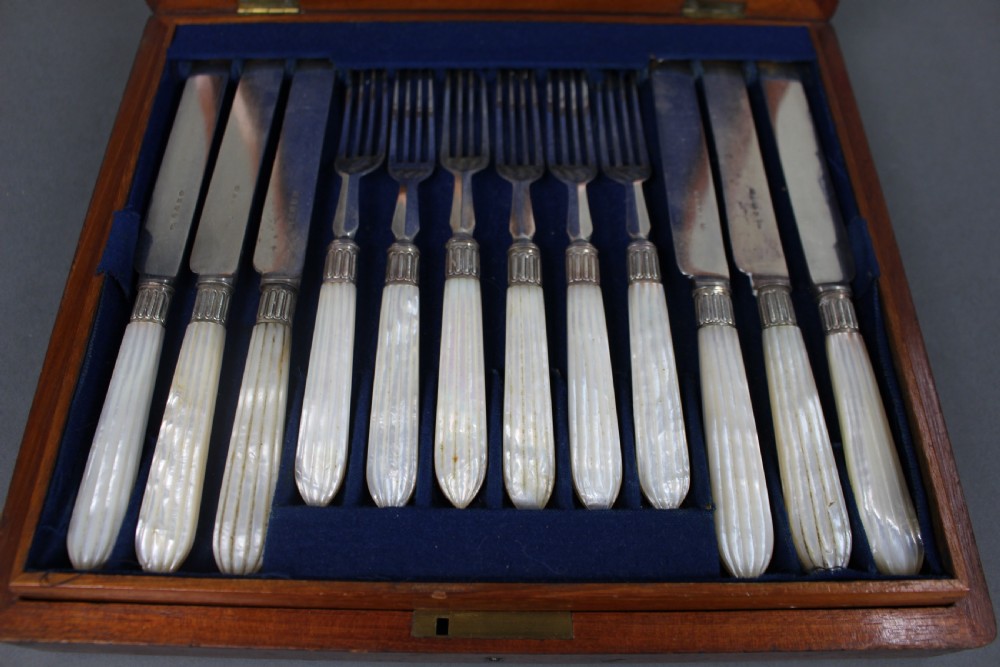 Victorian Mother-of-Pearl Handled Dessert Cutlery Set by Walker & Hall View III