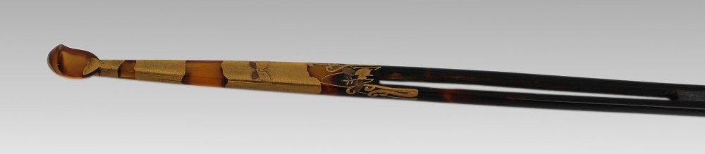 A two-piece Japanese hair ornament set comprising a crescent comb and a slender pin, crafted from mottled amber tortoiseshell with gold lacquer botanical motifs. View VI