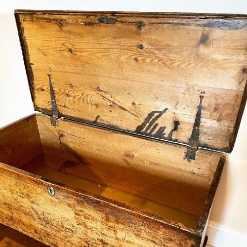 ANTIQUE PINE TRUNK BLANKET BOX - ADDITIONAL PHOTO 5
