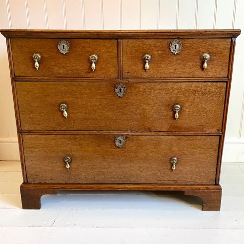 18th century oak chest of drawers - CATEGORY: ANTIQUE CHEST OF DRAWERS - DATED 18TH CENTURY