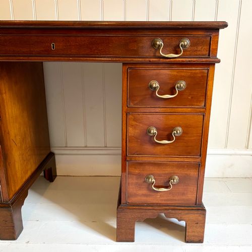 19TH CENTURY SMALL MAHOGANY PEDESTAL DESK - ADDITIONAL PHOTO 6