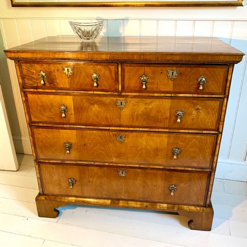 18th century walnut chest of drawers - CATEGORY: ANTIQUE CHEST OF DRAWERS - DATED 18TH CENTURY