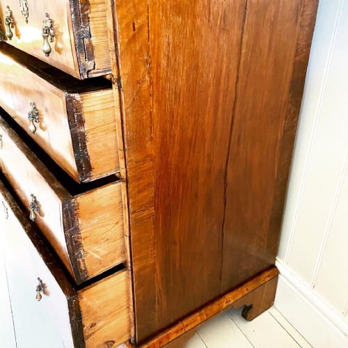 18TH CENTURY WALNUT CHEST OF DRAWERS - ADDITIONAL PHOTO 4