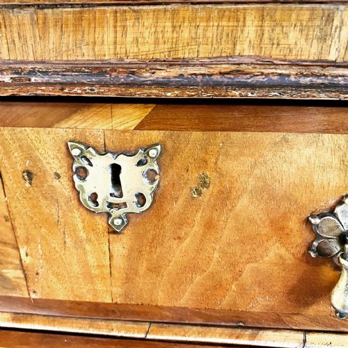 18TH CENTURY WALNUT CHEST OF DRAWERS - ADDITIONAL PHOTO 6