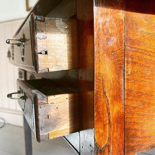 18TH CENTURY OAK LOWBOY - ADDITIONAL PHOTO 3
