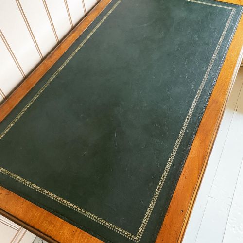 19TH CENTURY MAHOGANY SHOOLBRED PEDESTAL DESK - ADDITIONAL PHOTO 2