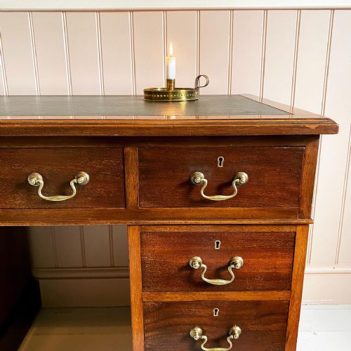 19TH CENTURY MAHOGANY SHOOLBRED PEDESTAL DESK - ADDITIONAL PHOTO 3