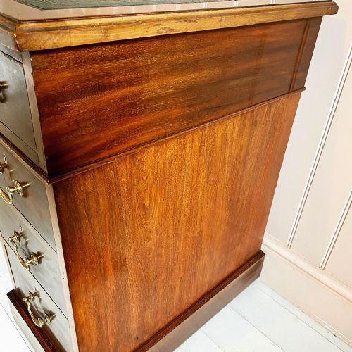 19TH CENTURY MAHOGANY SHOOLBRED PEDESTAL DESK - ADDITIONAL PHOTO 4