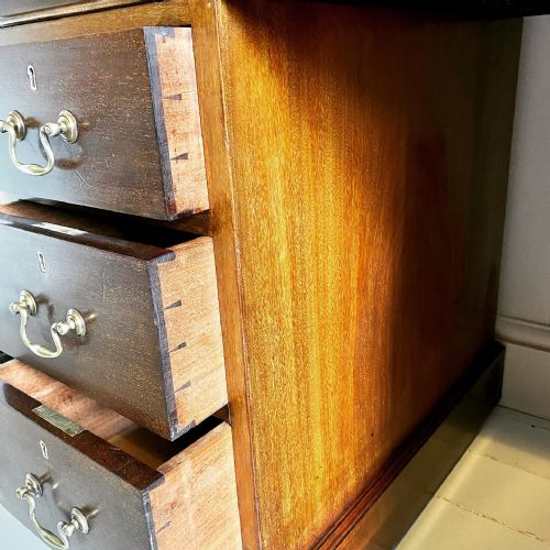 19TH CENTURY MAHOGANY SHOOLBRED PEDESTAL DESK - ADDITIONAL PHOTO 9