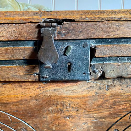 17TH CENTURY OAK COFFER - ADDITIONAL PHOTO 3