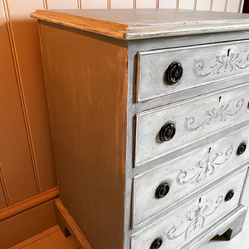 19TH CENTURY PAINTED CHEST OF DRAWERS - ADDITIONAL PHOTO 3