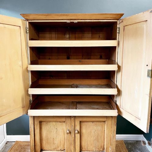 19TH CENTURY PINE HOUSEKEEPERS CUPBOARD LINEN PRESS - ADDITIONAL PHOTO 1