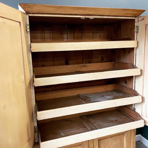19TH CENTURY PINE HOUSEKEEPERS CUPBOARD LINEN PRESS - ADDITIONAL PHOTO 2