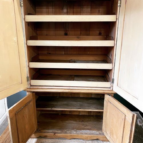 19TH CENTURY PINE HOUSEKEEPERS CUPBOARD LINEN PRESS - ADDITIONAL PHOTO 3