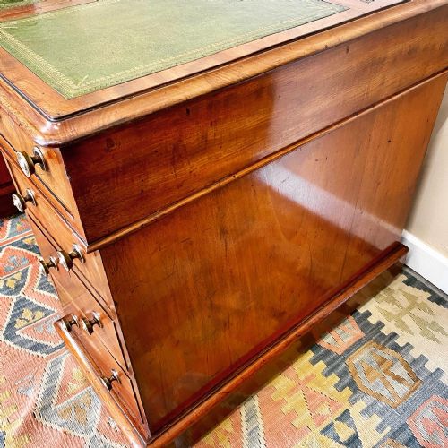 19TH CENTURY MAHOGANY PEDESTAL DESK - ADDITIONAL PHOTO 2