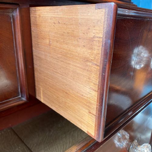 19TH CENTURY MAHOGANY AND WALNUT CHEST OF DRAWERS - ADDITIONAL PHOTO 6