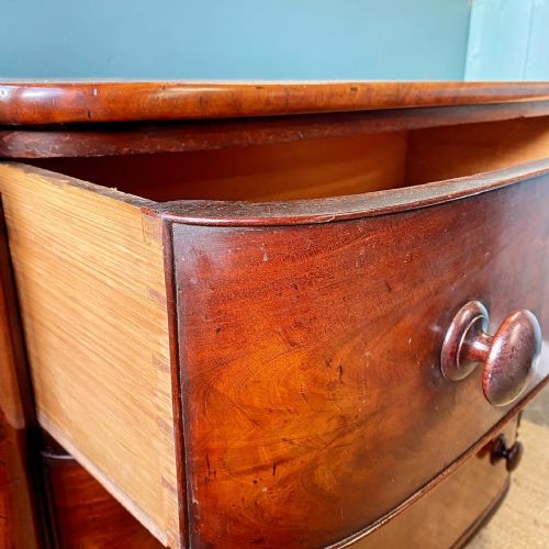 19TH CENTURY MAHOGANY BOW FRONTED CHEST OF DRAWERS - ADDITIONAL PHOTO 4