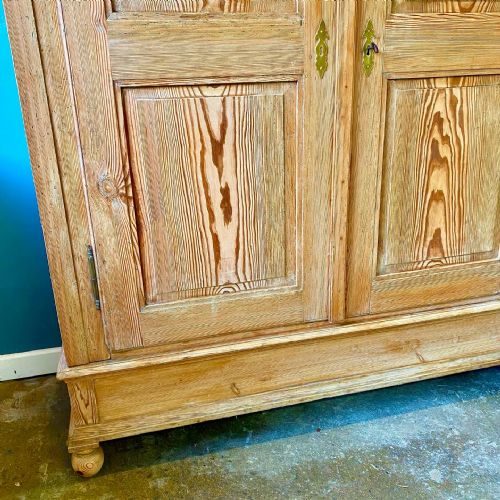 19TH CENTURY CONTINENTAL PINE WARDROBE - ADDITIONAL PHOTO 1