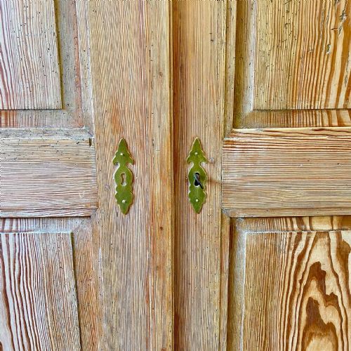 19TH CENTURY CONTINENTAL PINE WARDROBE - ADDITIONAL PHOTO 3