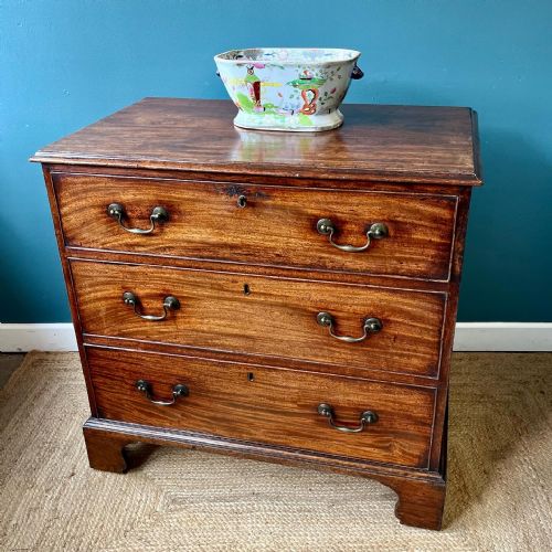 GEORGIAN MAHOGANY CHEST OF DRAWERS - ADDITIONAL PHOTO 1