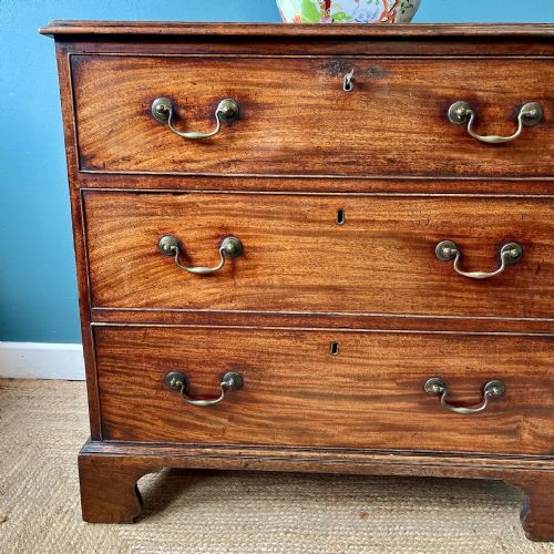 GEORGIAN MAHOGANY CHEST OF DRAWERS - ADDITIONAL PHOTO 2
