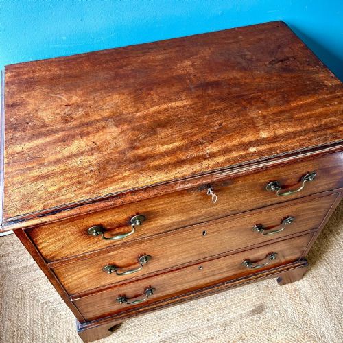 GEORGIAN MAHOGANY CHEST OF DRAWERS - ADDITIONAL PHOTO 3