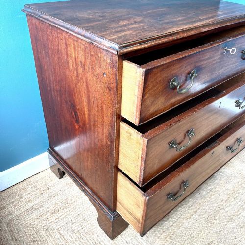 GEORGIAN MAHOGANY CHEST OF DRAWERS - ADDITIONAL PHOTO 4