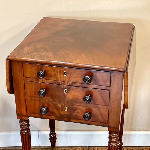 19TH CENTURY MAHOGANY PEMBROKE STYLE SIDE TABLE - ADDITIONAL PHOTO 2