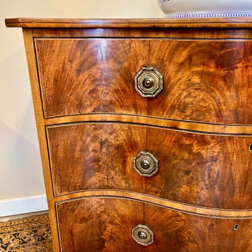 GEORGIAN SERPENTINE CHEST OF DRAWERS - ADDITIONAL PHOTO 1