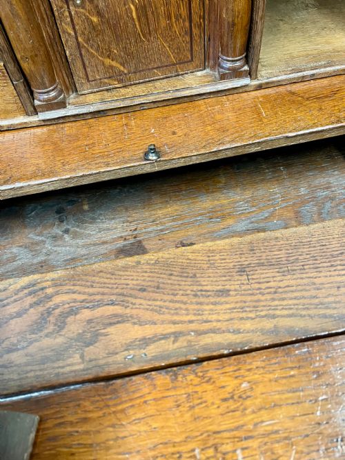 EARLY 18TH CENTURY OAK BUREAU - ADDITIONAL PHOTO 11